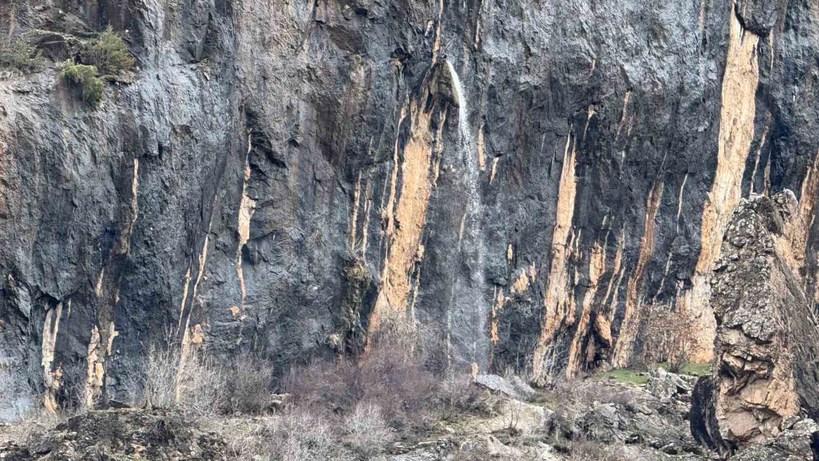 sirnakta kayanin icinden dokulen sular hayran birakiyor 0 GkKOr1aq