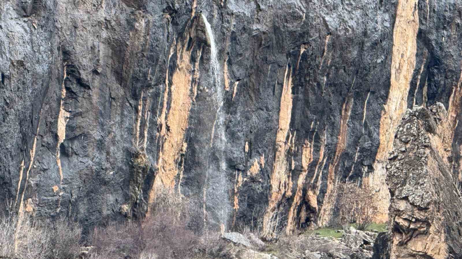 sirnakta kayanin icinden dokulen sular hayran birakiyor 1 Vms1tPh3