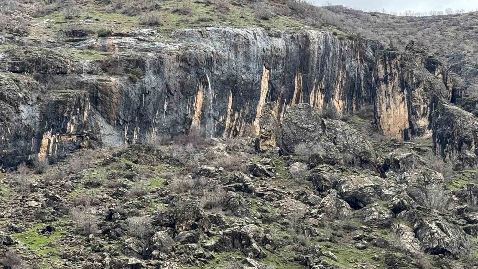 sirnakta kayanin icinden dokulen sular hayran birakiyor 2 WY2ansLv