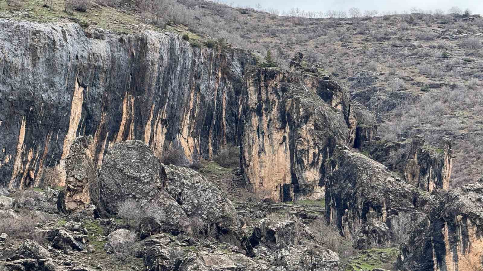 sirnakta kayanin icinden dokulen sular hayran birakiyor 3 QBR4rzYO
