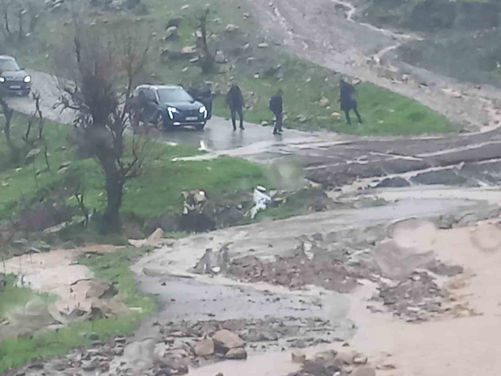 sirnakta koy yolu kapandi ogretmenler mahsur kaldi 1