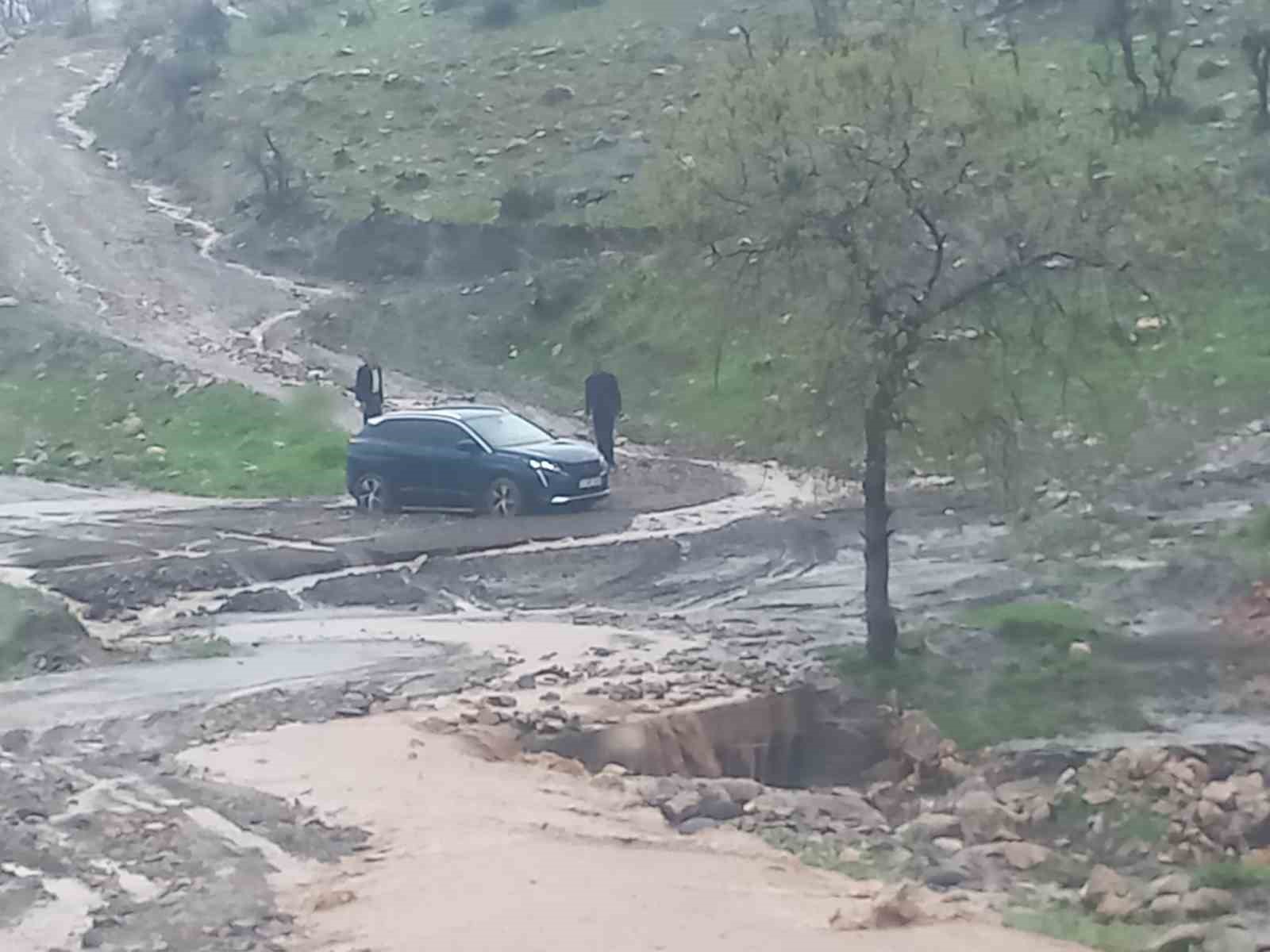 sirnakta koy yolu kapandi ogretmenler mahsur kaldi 2 wKuYiOus