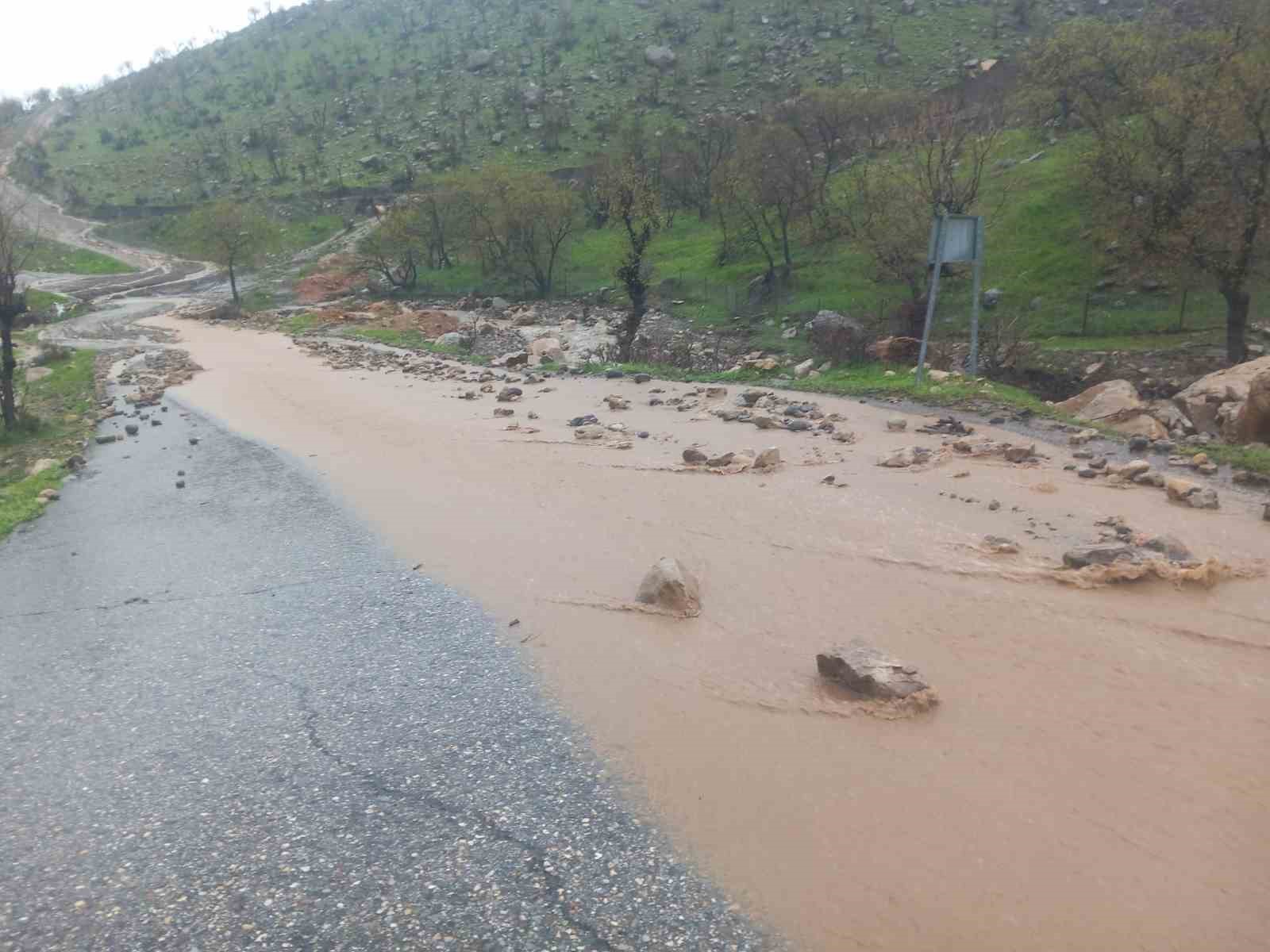 sirnakta koy yolu kapandi ogretmenler mahsur kaldi 3 CZbg3Gs3