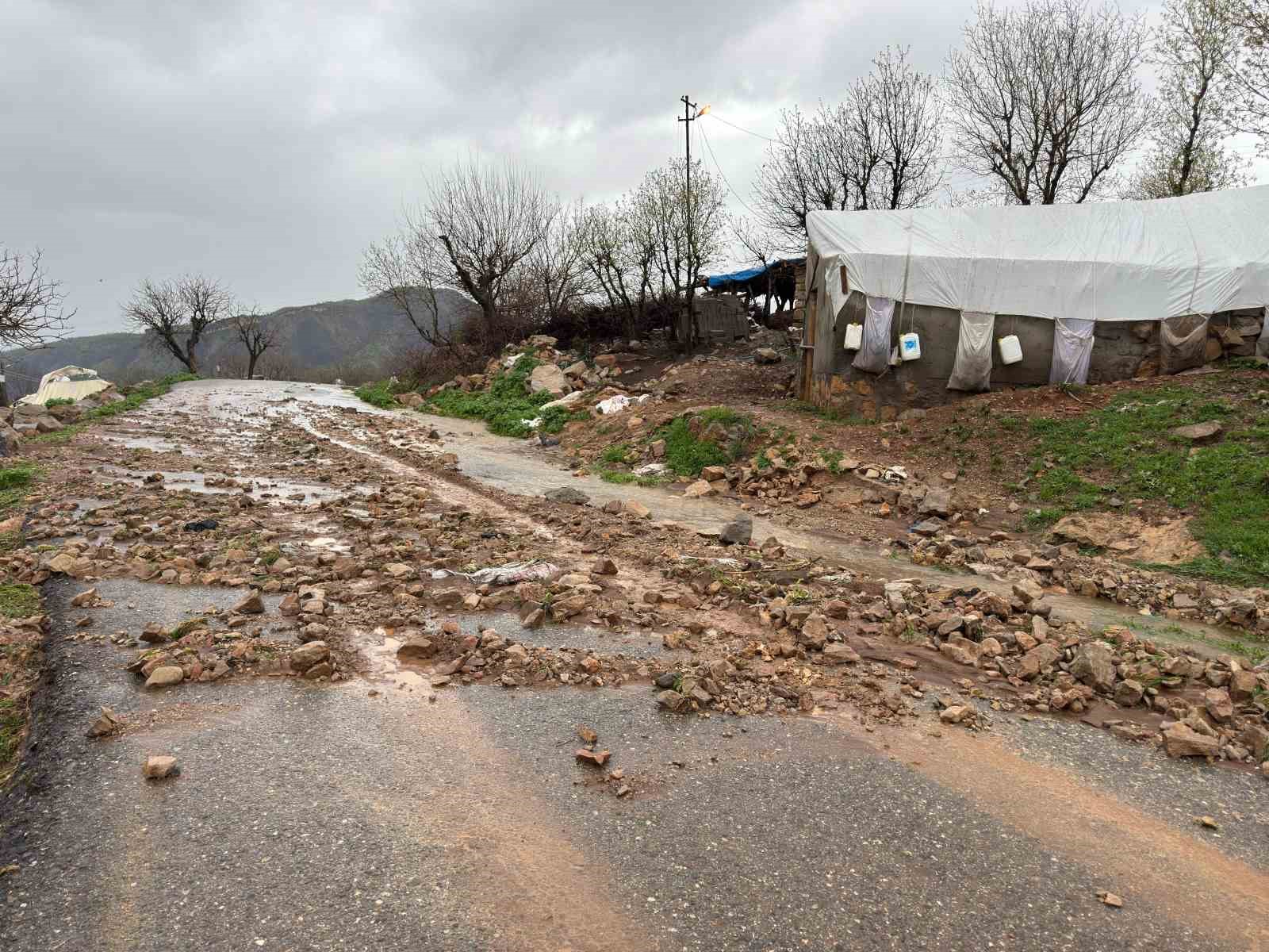 sirnakta koy yolu kapandi ogretmenler mahsur kaldi 4