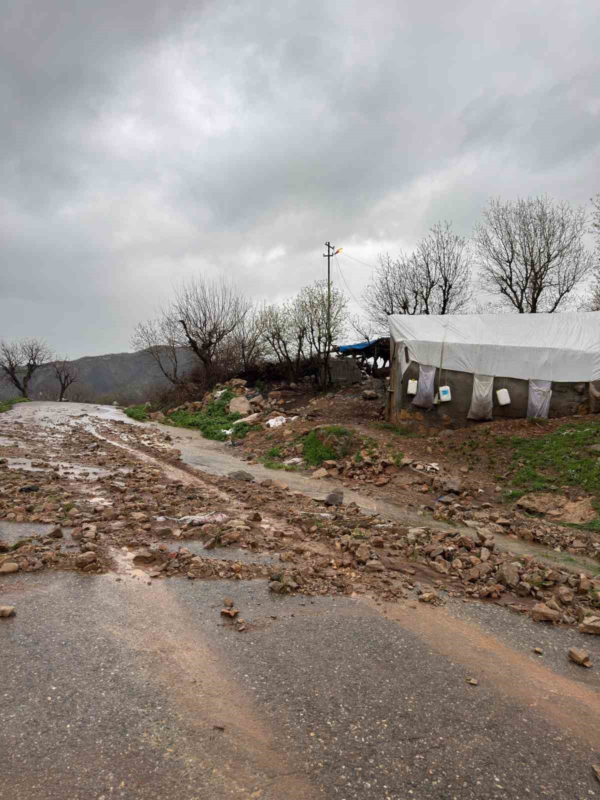 sirnakta koy yolu kapandi ogretmenler mahsur kaldi 5 2ZIPMKOu