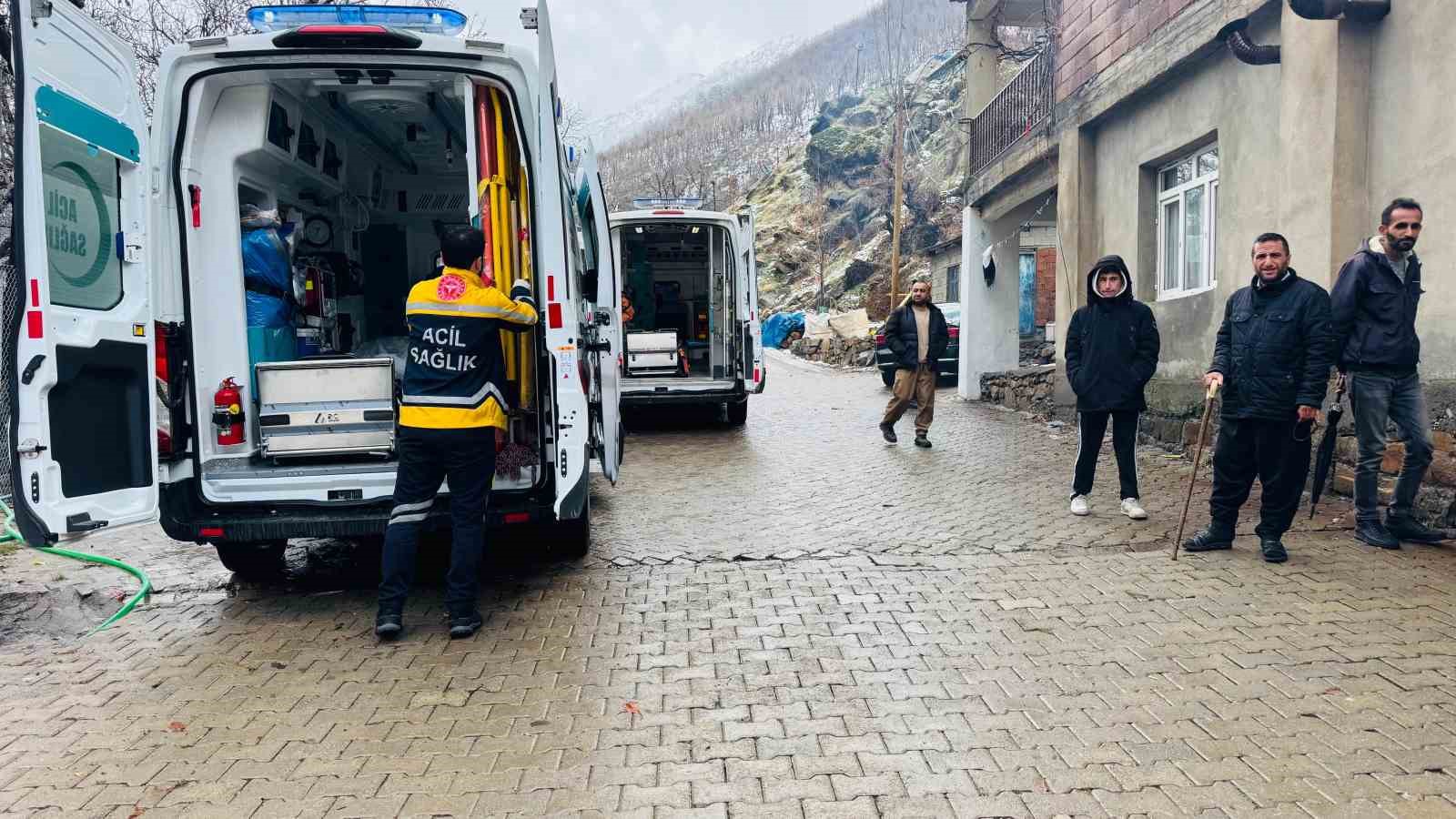 Şırnak’ta köylüler çaya uçan araçtan kurtardıkları 3 yaralıyı evlerinde ağırlayıp, ısınmalarını sağladı 5 sirnakta koyluler caya ucan aractan kurtardiklari 3 yaraliyi evlerinde agirlayip isinmalarini sagladi 1