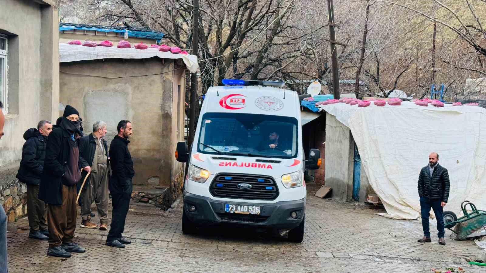 Şırnak’ta köylüler çaya uçan araçtan kurtardıkları 3 yaralıyı evlerinde ağırlayıp, ısınmalarını sağladı 14 sirnakta koyluler caya ucan aractan kurtardiklari 3 yaraliyi evlerinde agirlayip isinmalarini sagladi 10 bdUXYuBP