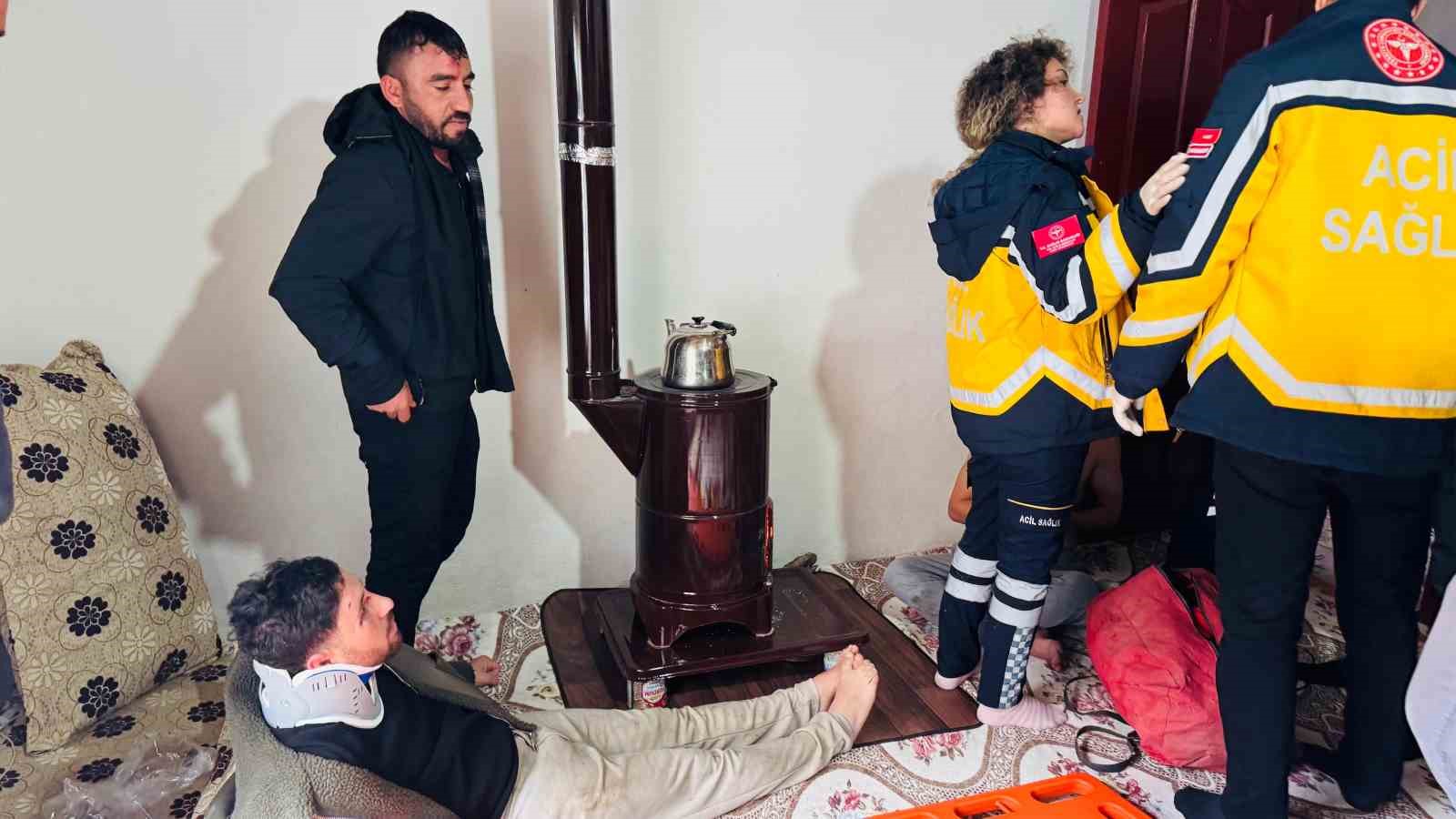 Şırnak’ta köylüler çaya uçan araçtan kurtardıkları 3 yaralıyı evlerinde ağırlayıp, ısınmalarını sağladı 7 sirnakta koyluler caya ucan aractan kurtardiklari 3 yaraliyi evlerinde agirlayip isinmalarini sagladi 3 p5KKM3Mb