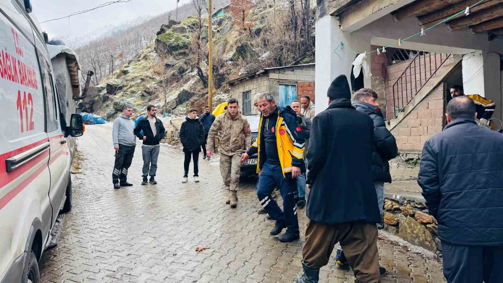 Şırnak’ta köylüler çaya uçan araçtan kurtardıkları 3 yaralıyı evlerinde ağırlayıp, ısınmalarını sağladı 8 sirnakta koyluler caya ucan aractan kurtardiklari 3 yaraliyi evlerinde agirlayip isinmalarini sagladi 4 IDEXUT4D
