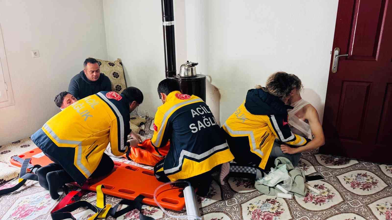 Şırnak’ta köylüler çaya uçan araçtan kurtardıkları 3 yaralıyı evlerinde ağırlayıp, ısınmalarını sağladı 10 sirnakta koyluler caya ucan aractan kurtardiklari 3 yaraliyi evlerinde agirlayip isinmalarini sagladi 6 gJuXSkpf