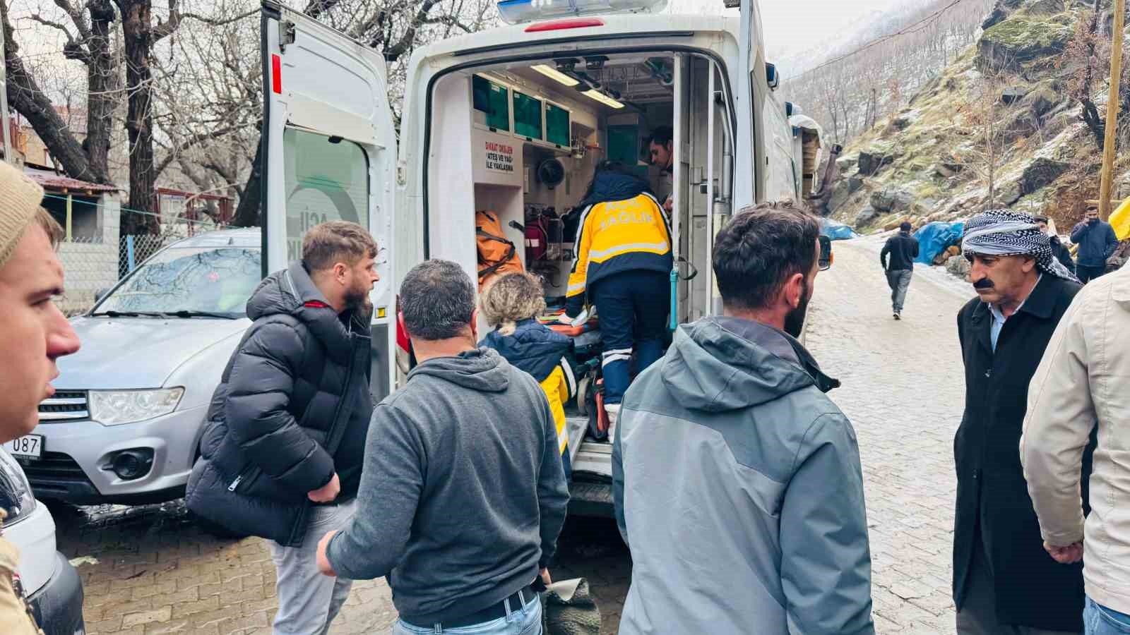 Şırnak’ta köylüler çaya uçan araçtan kurtardıkları 3 yaralıyı evlerinde ağırlayıp, ısınmalarını sağladı 11 sirnakta koyluler caya ucan aractan kurtardiklari 3 yaraliyi evlerinde agirlayip isinmalarini sagladi 7 eLEek722