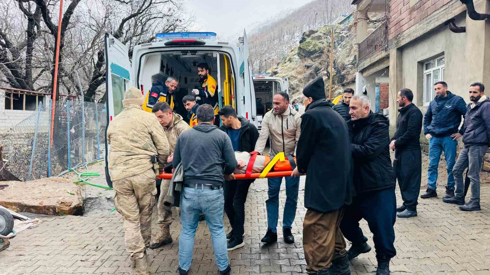 Şırnak’ta köylüler çaya uçan araçtan kurtardıkları 3 yaralıyı evlerinde ağırlayıp, ısınmalarını sağladı 13 sirnakta koyluler caya ucan aractan kurtardiklari 3 yaraliyi evlerinde agirlayip isinmalarini sagladi 9 2sdmDBPI