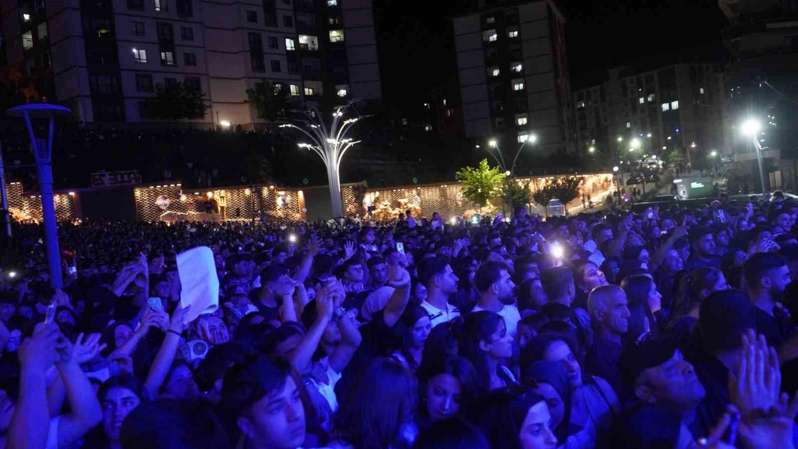 Şırnak’ta Kültür, Sanat ve Gençlik Festivali: 15 bin kişi yaz coşkusuna ortak oldu 14 sirnakta kultur sanat ve genclik festivali 15 bin kisi yaz coskusuna ortak oldu 10 7tjG796L