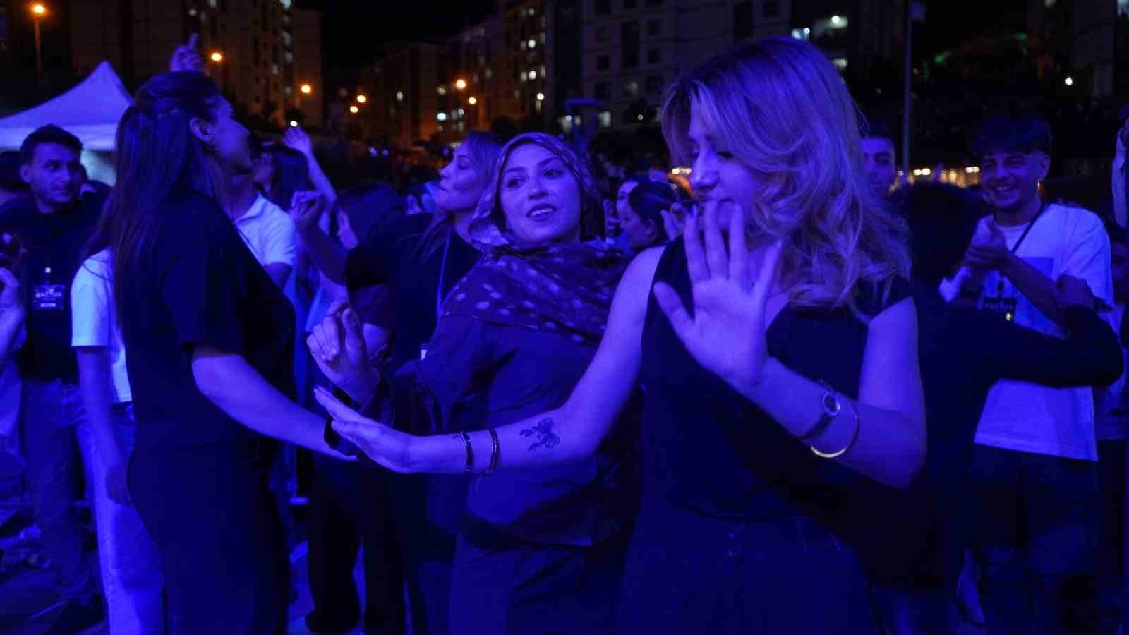 Şırnak’ta Kültür, Sanat ve Gençlik Festivali: 15 bin kişi yaz coşkusuna ortak oldu 15 sirnakta kultur sanat ve genclik festivali 15 bin kisi yaz coskusuna ortak oldu 11 ePiF2pVe