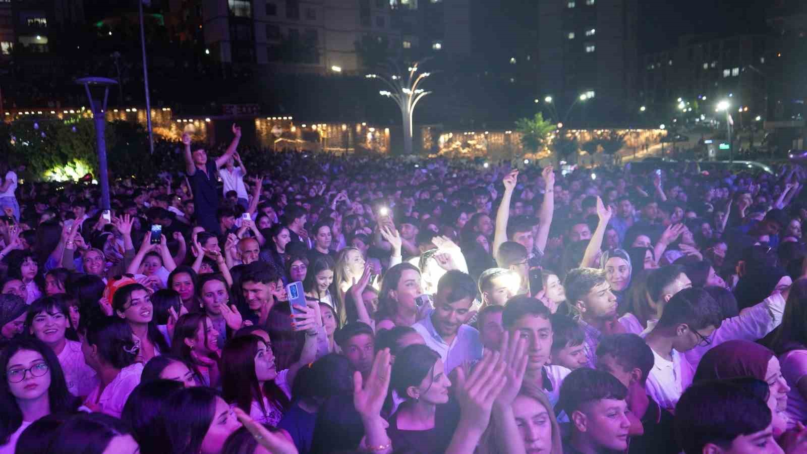 Şırnak’ta Kültür, Sanat ve Gençlik Festivali: 15 bin kişi yaz coşkusuna ortak oldu 16 sirnakta kultur sanat ve genclik festivali 15 bin kisi yaz coskusuna ortak oldu 12 SahPGGV7