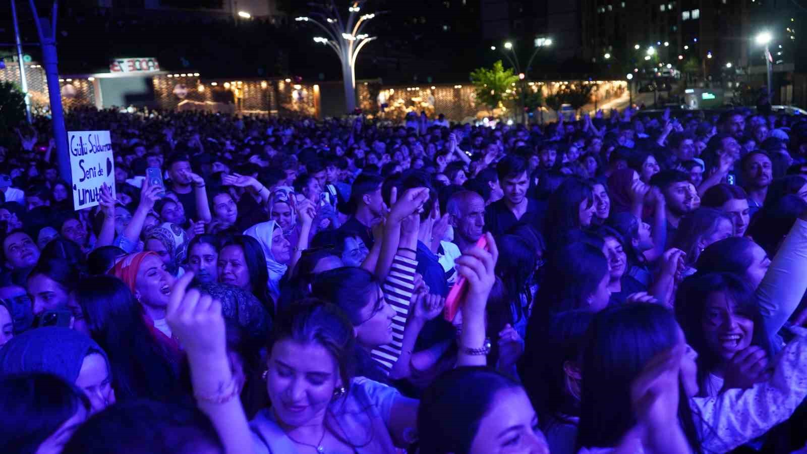 Şırnak’ta Kültür, Sanat ve Gençlik Festivali: 15 bin kişi yaz coşkusuna ortak oldu 17 sirnakta kultur sanat ve genclik festivali 15 bin kisi yaz coskusuna ortak oldu 13 yJBMYQ4r