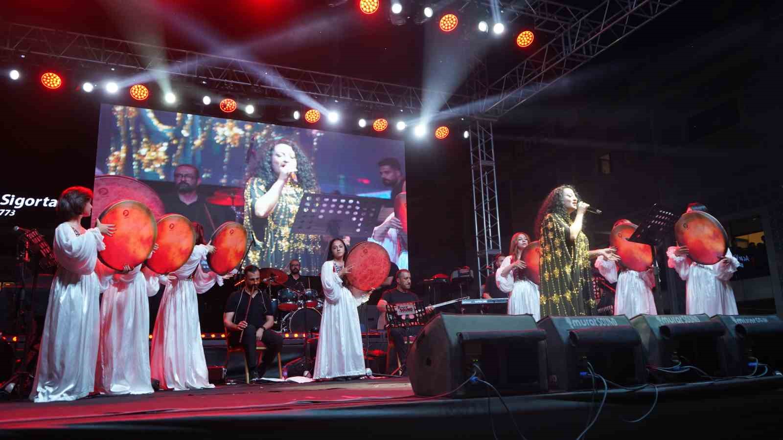 Şırnak’ta Kültür, Sanat ve Gençlik Festivali: 15 bin kişi yaz coşkusuna ortak oldu 7 sirnakta kultur sanat ve genclik festivali 15 bin kisi yaz coskusuna ortak oldu 3 I8gu2iZD