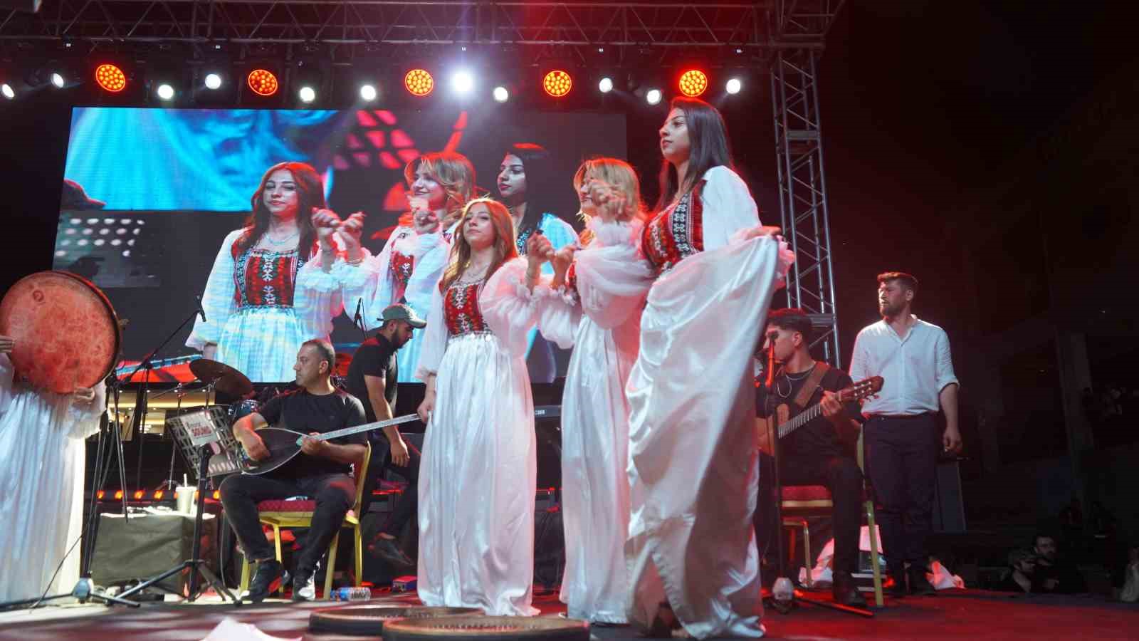 Şırnak’ta Kültür, Sanat ve Gençlik Festivali: 15 bin kişi yaz coşkusuna ortak oldu 8 sirnakta kultur sanat ve genclik festivali 15 bin kisi yaz coskusuna ortak oldu 4 jP8pbhBz