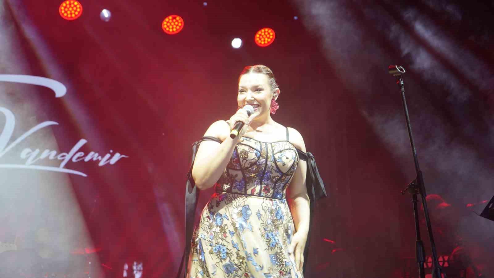 Şırnak’ta Kültür, Sanat ve Gençlik Festivali: 15 bin kişi yaz coşkusuna ortak oldu 10 sirnakta kultur sanat ve genclik festivali 15 bin kisi yaz coskusuna ortak oldu 6