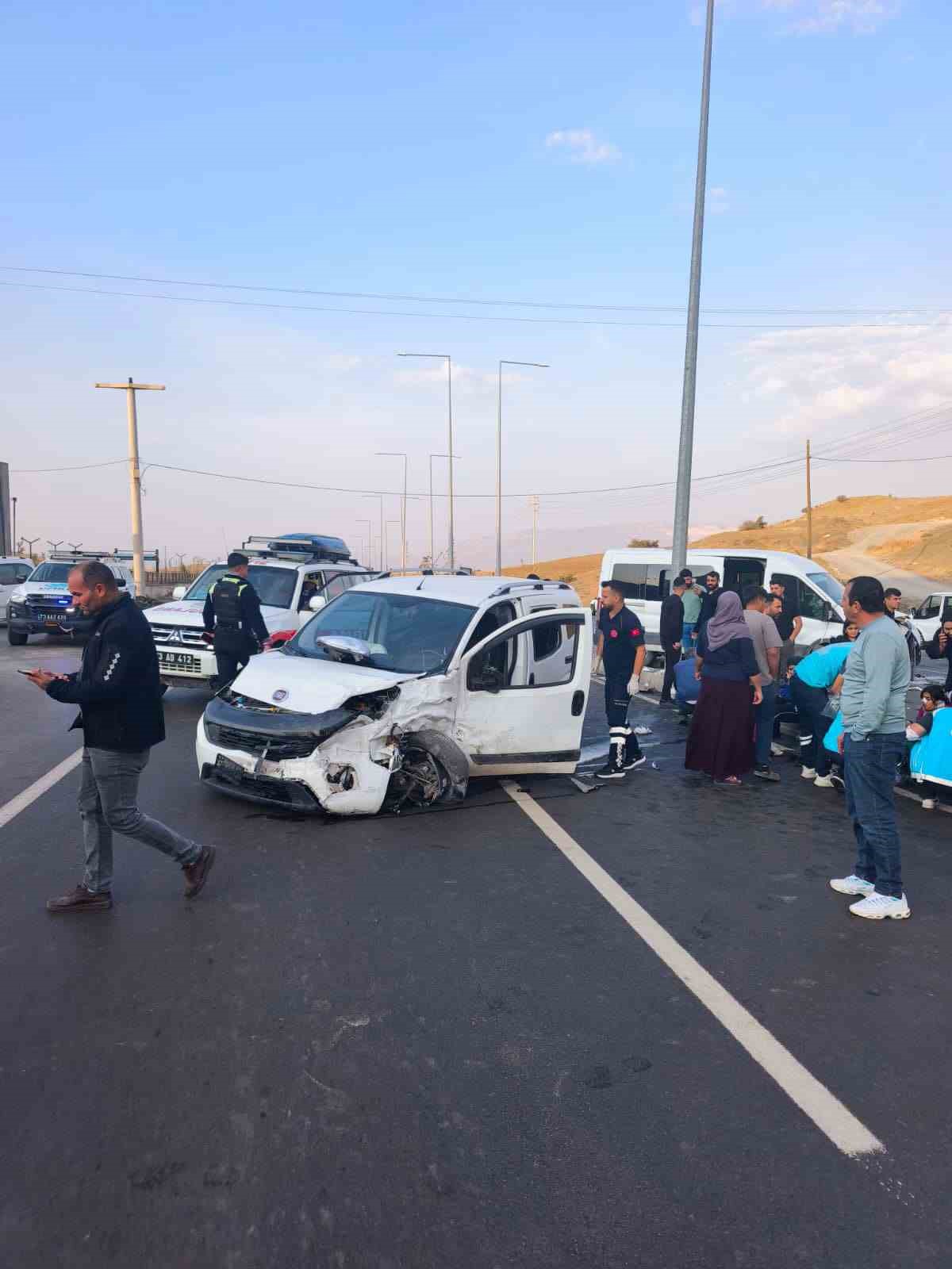 sirnakta minibusu ile hafif ticari arac carpisti 19 yarali 2 hKdhL8qV