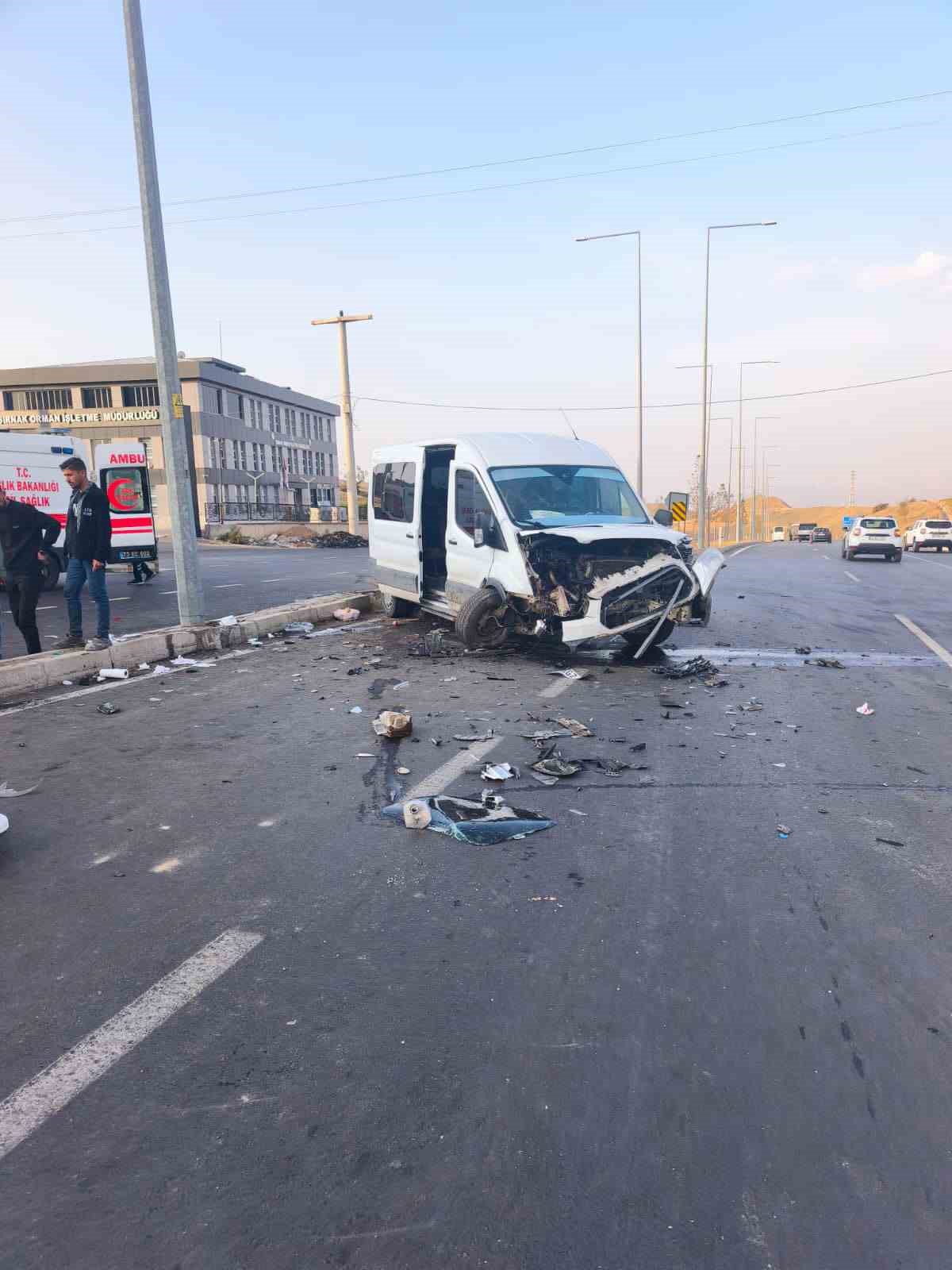 sirnakta minibusu ile hafif ticari arac carpisti 19 yarali 3 wcC3i12c