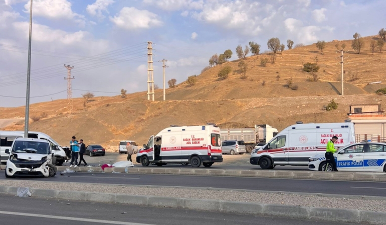 sirnakta-minibusu-ile-hafif-ticari-arac-carpisti-19-yarali-np6NweFU.jpg
