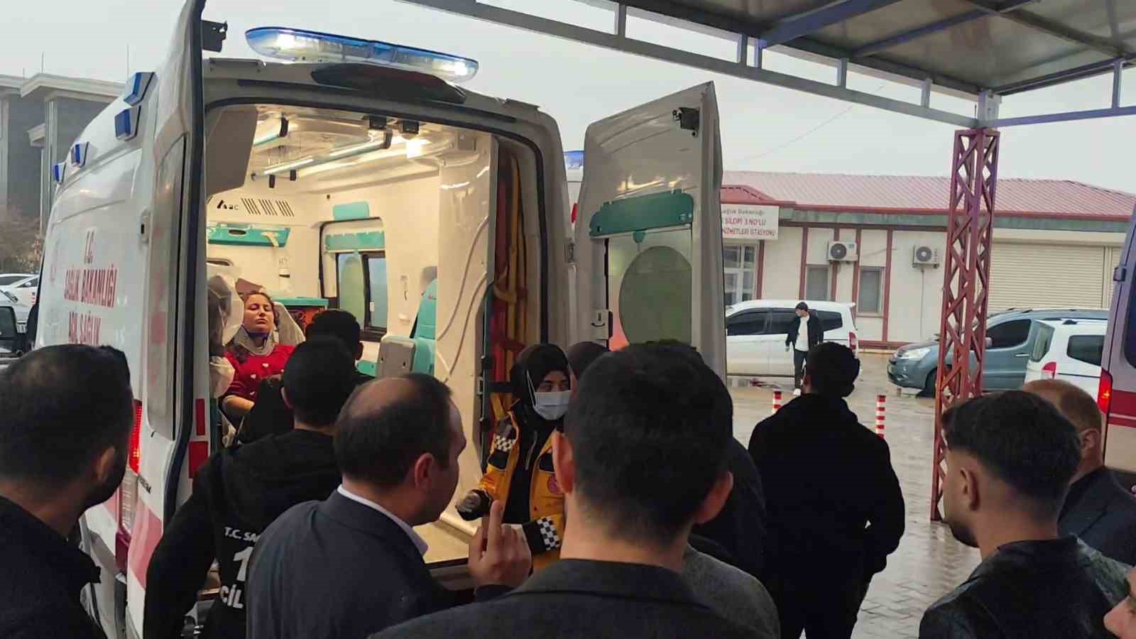 sirnakta okul servisi sarampole devrildi 4u ogrenci 5 yarali 0 gD4ZLlAw