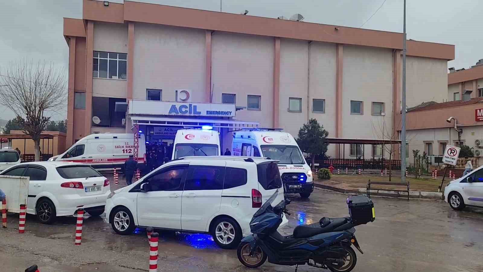 sirnakta okul servisi sarampole devrildi 4u ogrenci 5 yarali 1 6XGKEaQZ