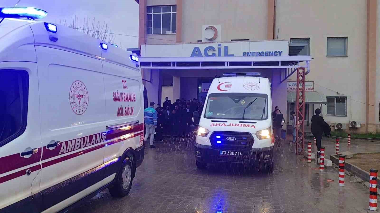 sirnakta okul servisi sarampole devrildi 4u ogrenci 5 yarali 2 3w1494SL