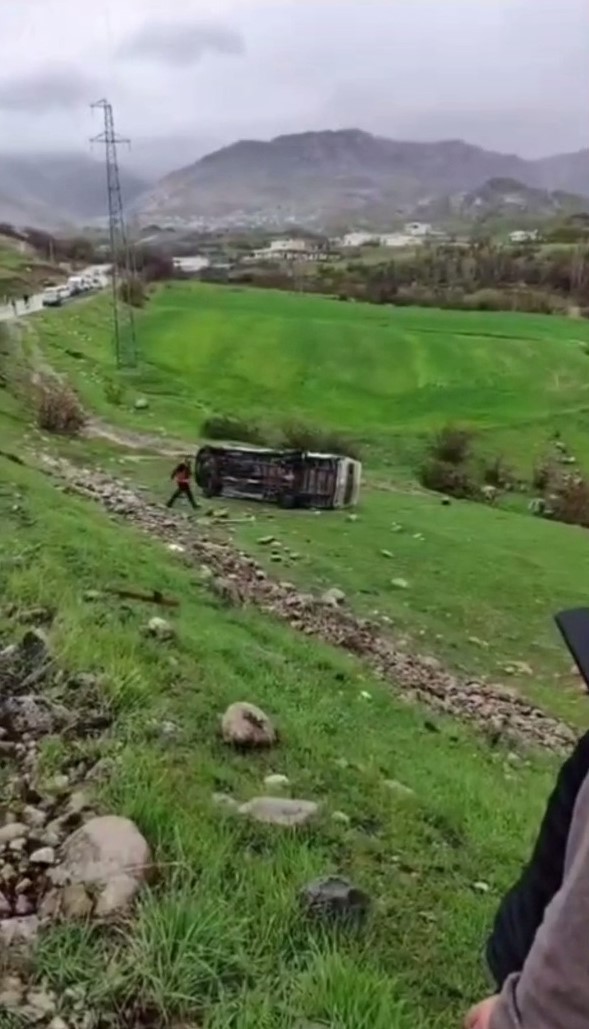 sirnakta okul servisi sarampole devrildi 4u ogrenci 5 yarali 7 sy18y9i1