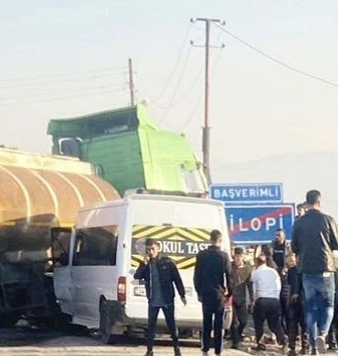 sirnakta-okul-servisi-tankerle-carpisti-13u-ogrenci-14-yarali-mvIiUJGJ.jpg