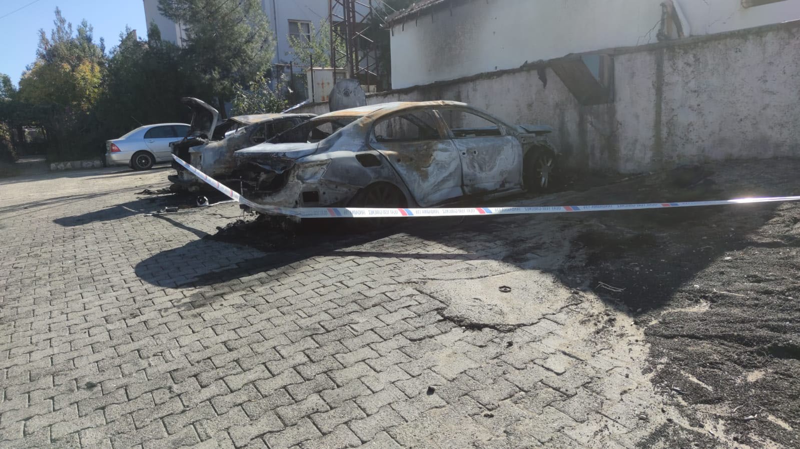 Şırnak’ta park halindeki iki araç alev aldı 4 sirnakta park halindeki iki arac alev aldi 0