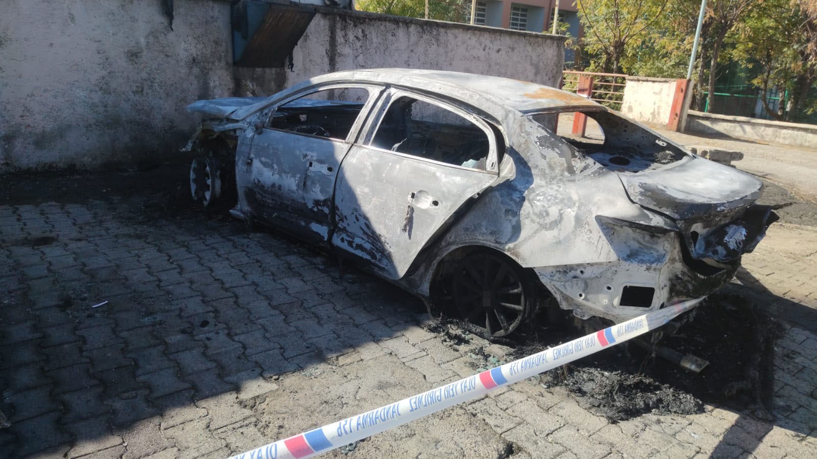 Şırnak’ta park halindeki iki araç alev aldı 6 sirnakta park halindeki iki arac alev aldi 2