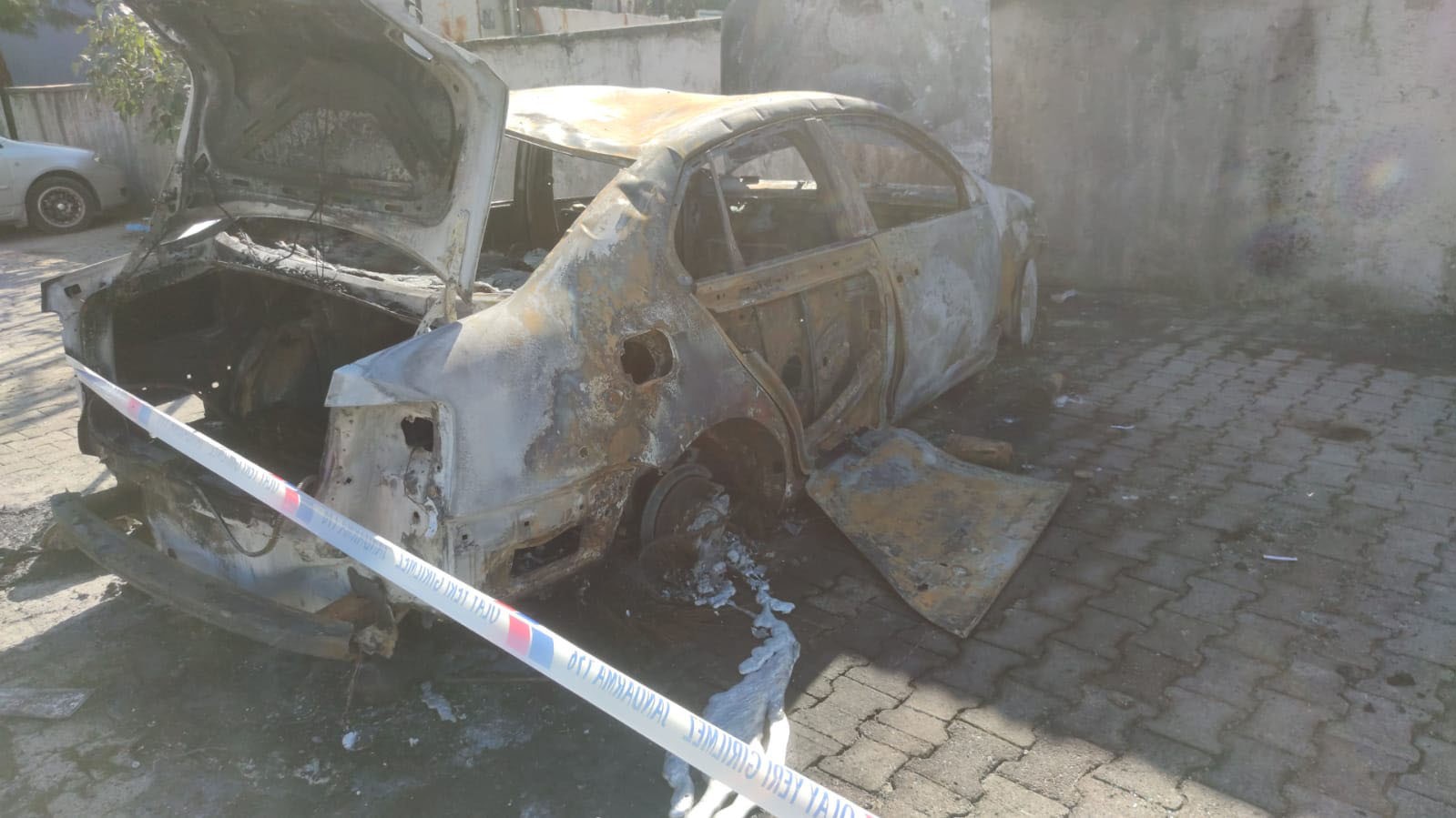 Şırnak’ta park halindeki iki araç alev aldı 7 sirnakta park halindeki iki arac alev aldi 3 uSAZD1lv
