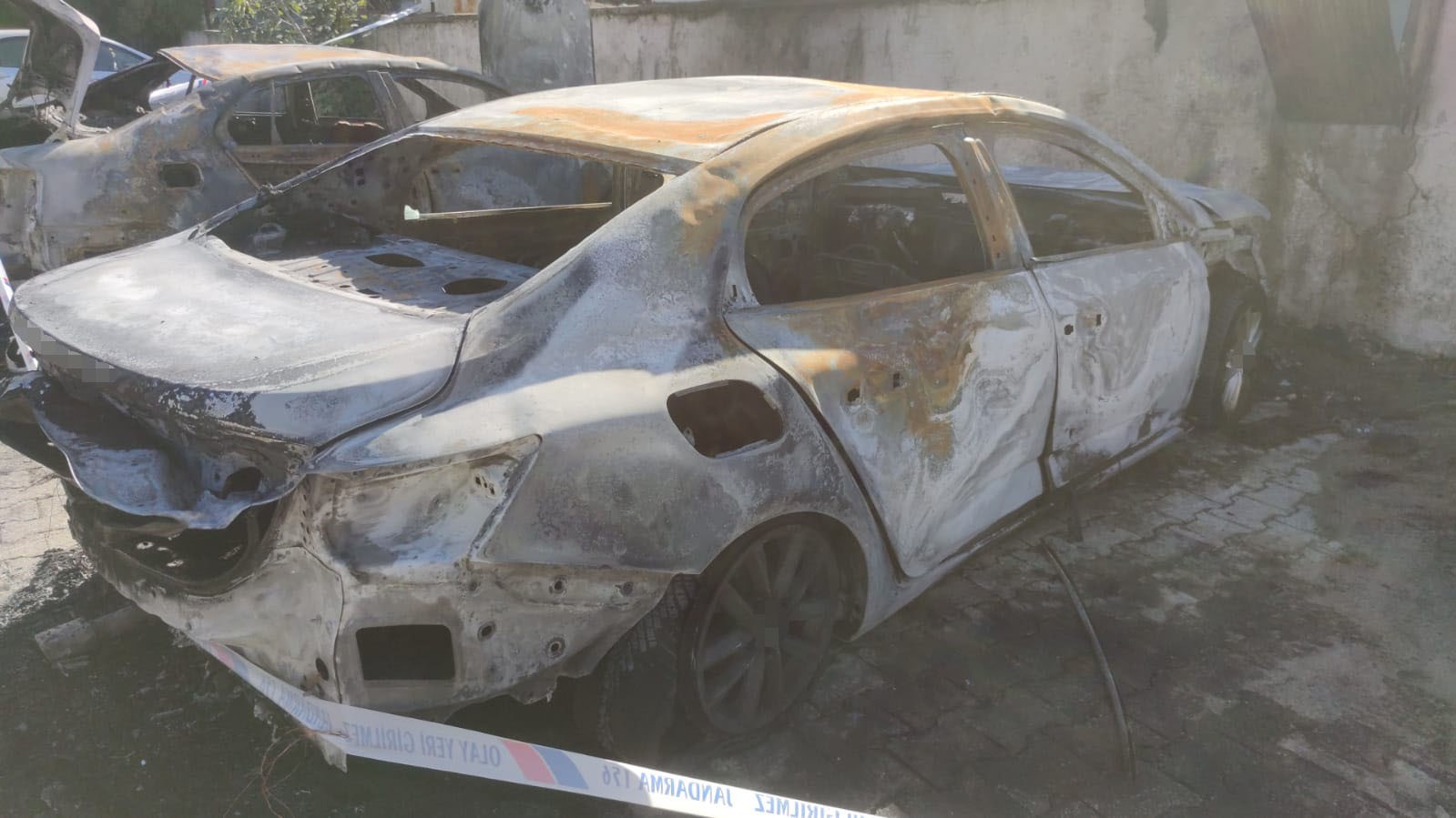 Şırnak’ta park halindeki iki araç alev aldı 8 sirnakta park halindeki iki arac alev aldi 4 9HETLdWZ