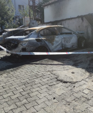 sirnakta-park-halindeki-iki-arac-alev-aldi-Rb9Arzlz.jpg