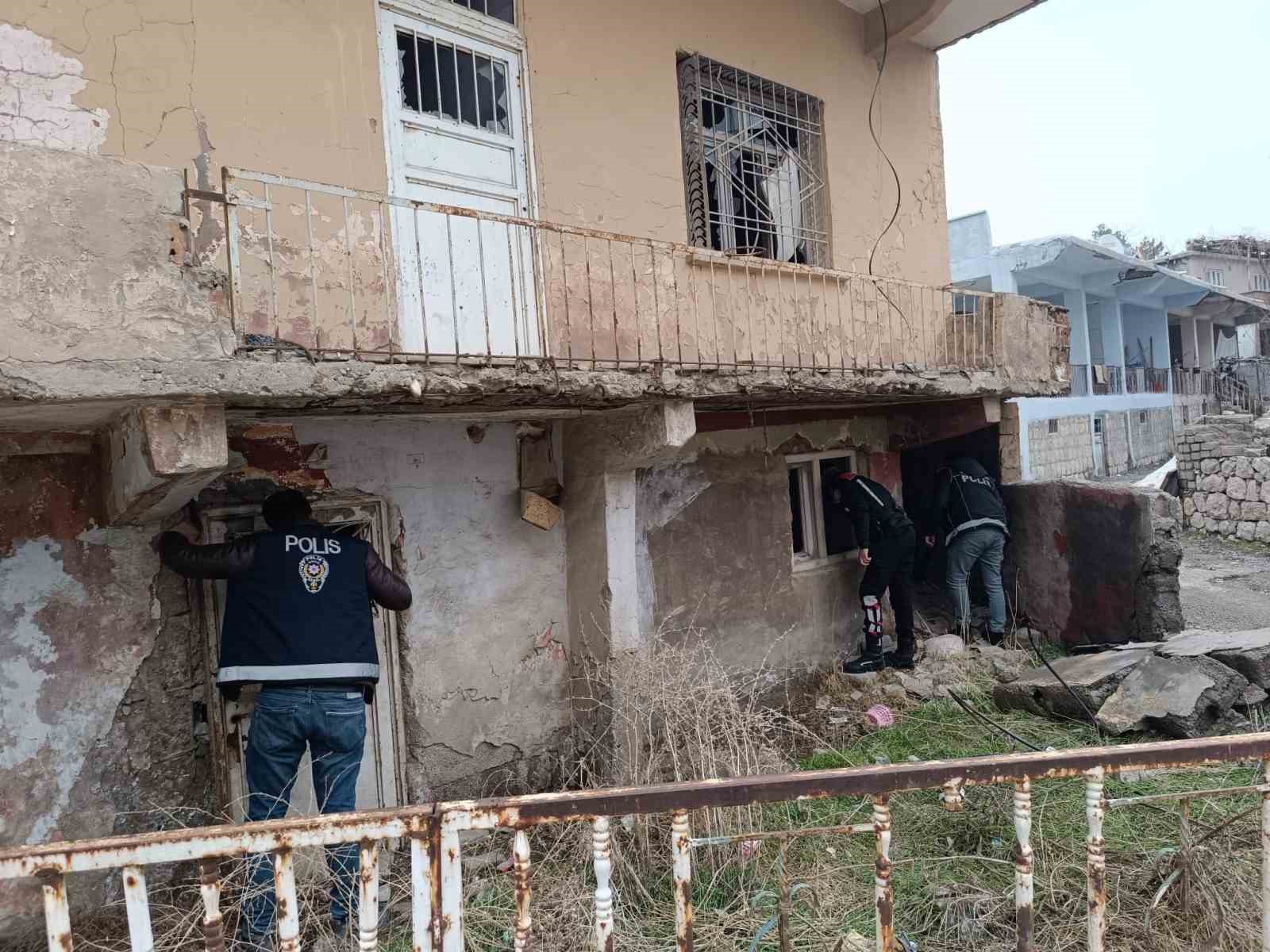 Şırnak’ta parklarda narko-alan kıskacı: 5 şüpheli gözaltına alındı 5 sirnakta parklarda narko alan kiskaci 5 supheli gozaltina alindi 1 znRA8iOa
