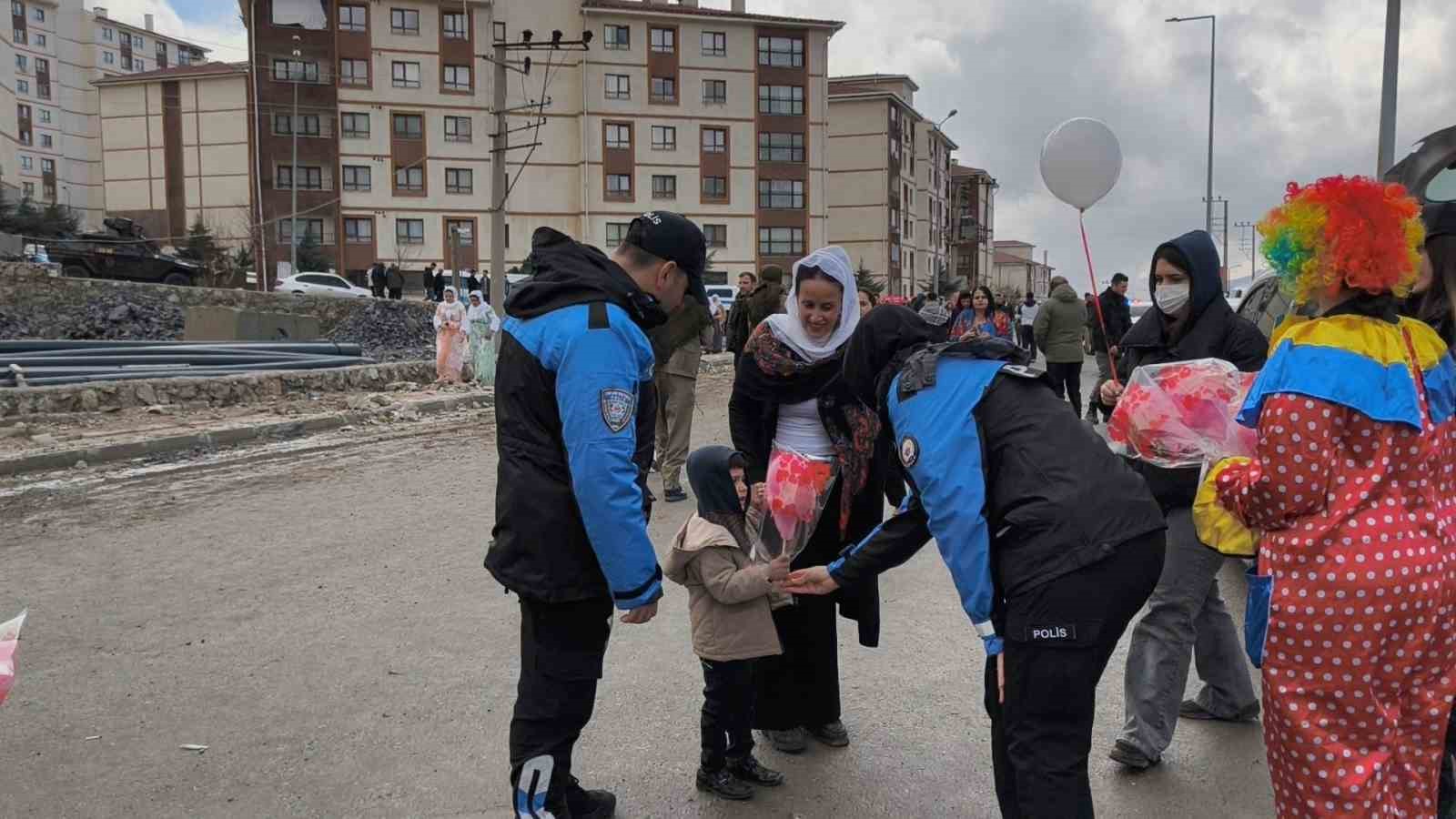 sirnakta polis nevruz etkinliklerine katilan cocuklara pamuk seker ve balon dagitti 0 7VwHrePe