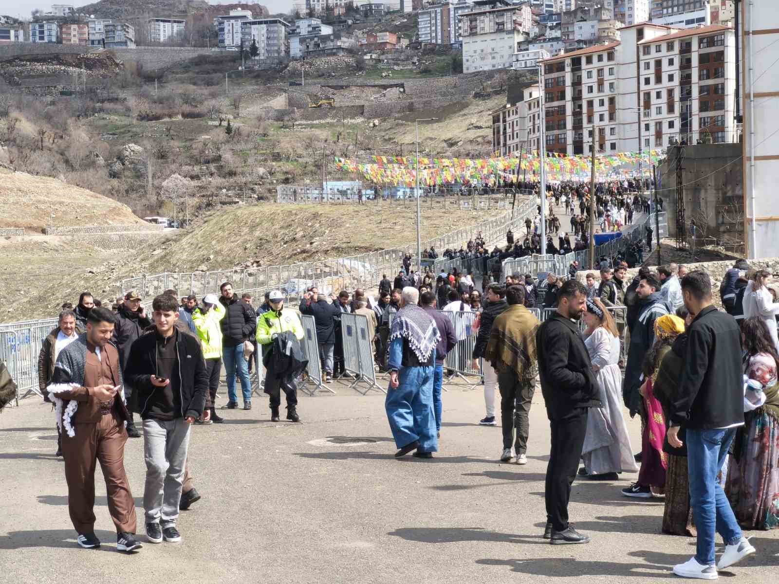 sirnakta polis nevruz etkinliklerine katilan cocuklara pamuk seker ve balon dagitti 1 y2v5t1Va