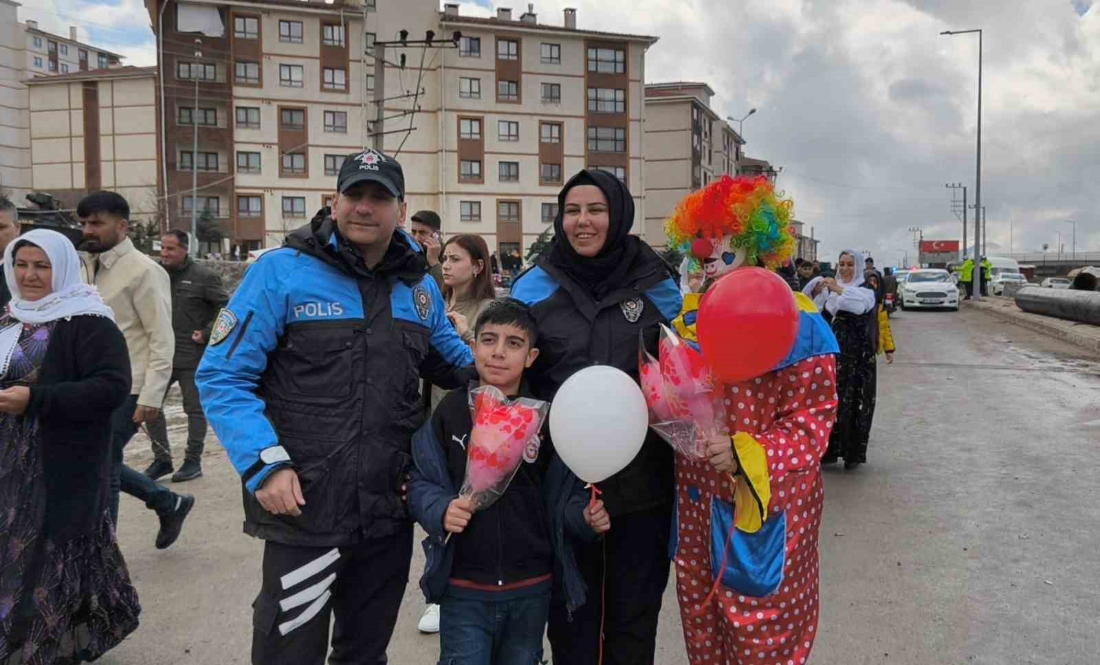 sirnakta polis nevruz etkinliklerine katilan cocuklara pamuk seker ve balon dagitti 2 mNQBQ2sj