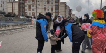 sirnakta-polis-nevruz-etkinliklerine-katilan-cocuklara-pamuk-seker-ve-balon-dagitti-Yi799SxT.jpg