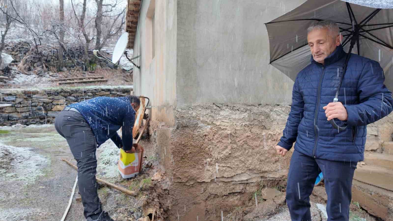 sirnakta saganak nedeniyle koyun bir bolumu coktu evler bosaltildi 14