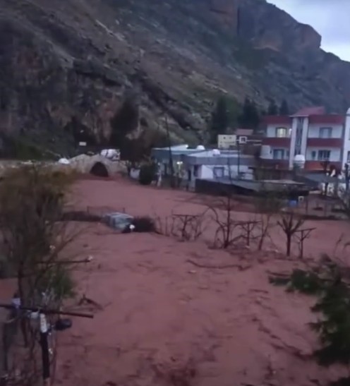 Şırnak’ta sağanak sele neden oldu, evleri su bastı 5 sirnakta saganak sele neden oldu evleri su basti 1 SlkMg5ZW