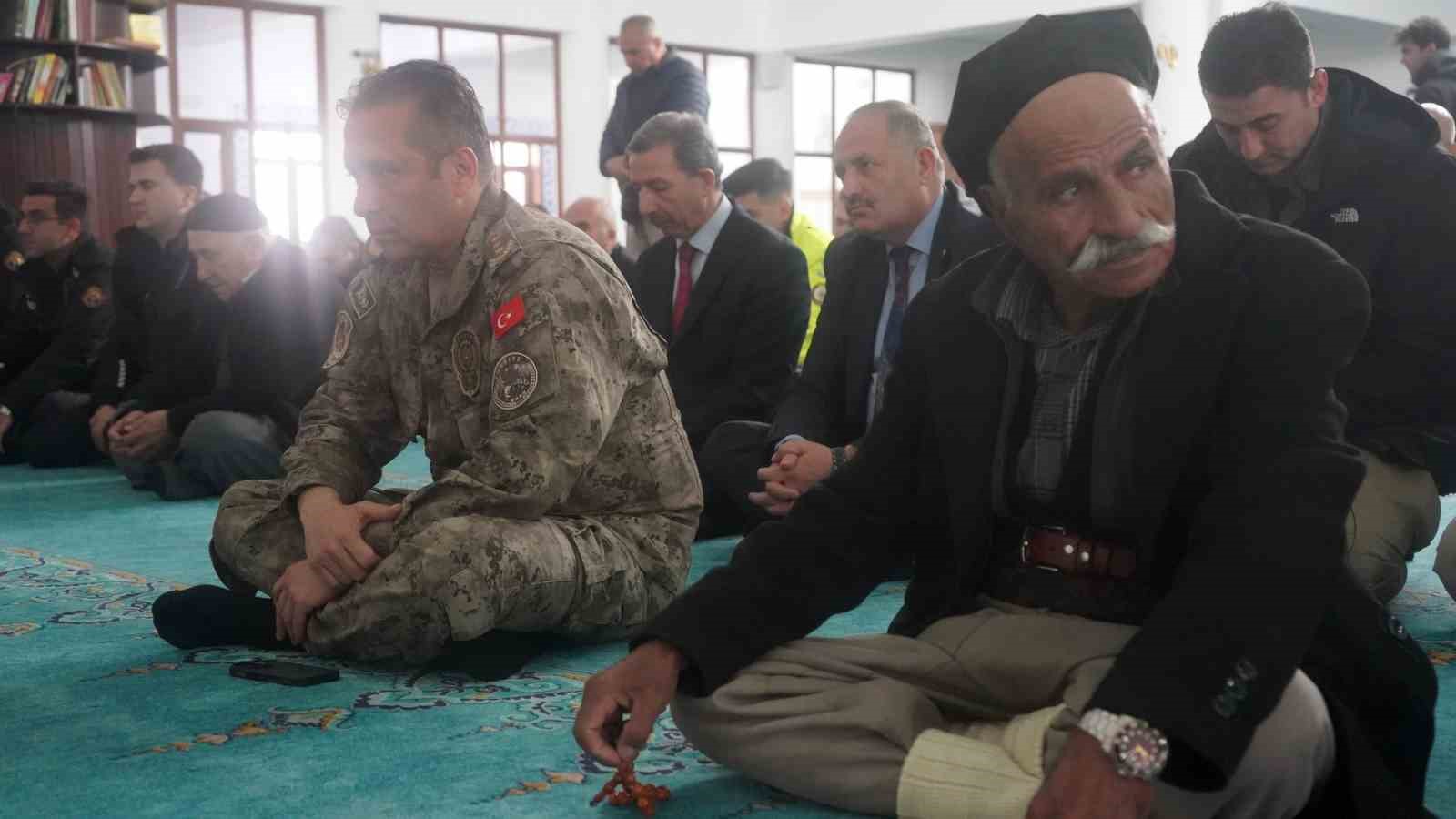 Şırnak’ta şehitler için mevlit okutuldu 5 sirnakta sehitler icin mevlit okutuldu 1 2zlezSrp