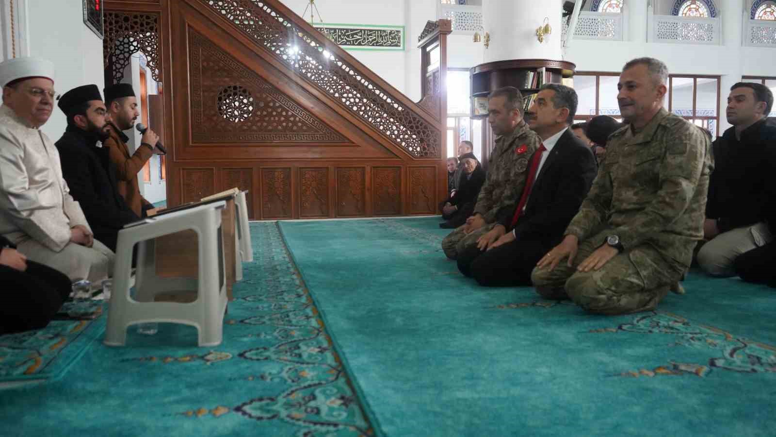 Şırnak’ta şehitler için mevlit okutuldu 6 sirnakta sehitler icin mevlit okutuldu 2 DqQ2Dhnm