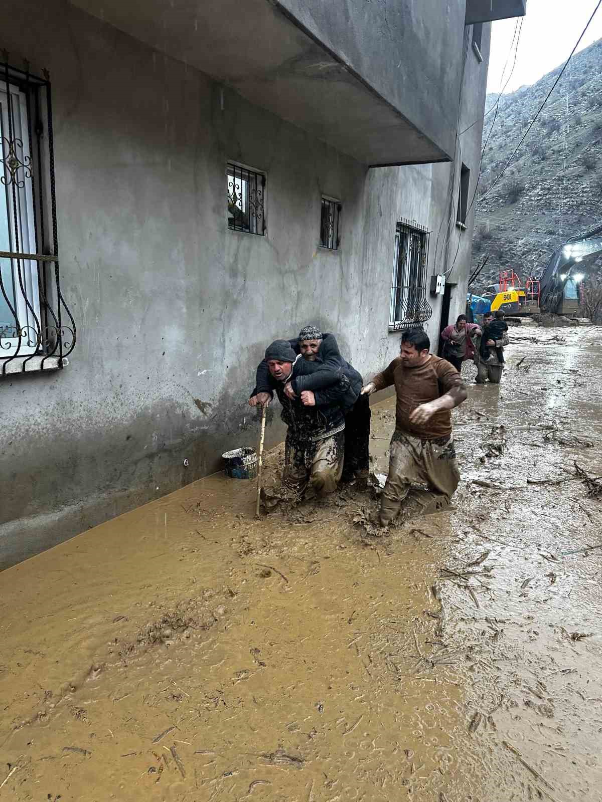 sirnakta sel ve heyelan ev ve ahirlar zarar gordu 1 sDcG4V8A