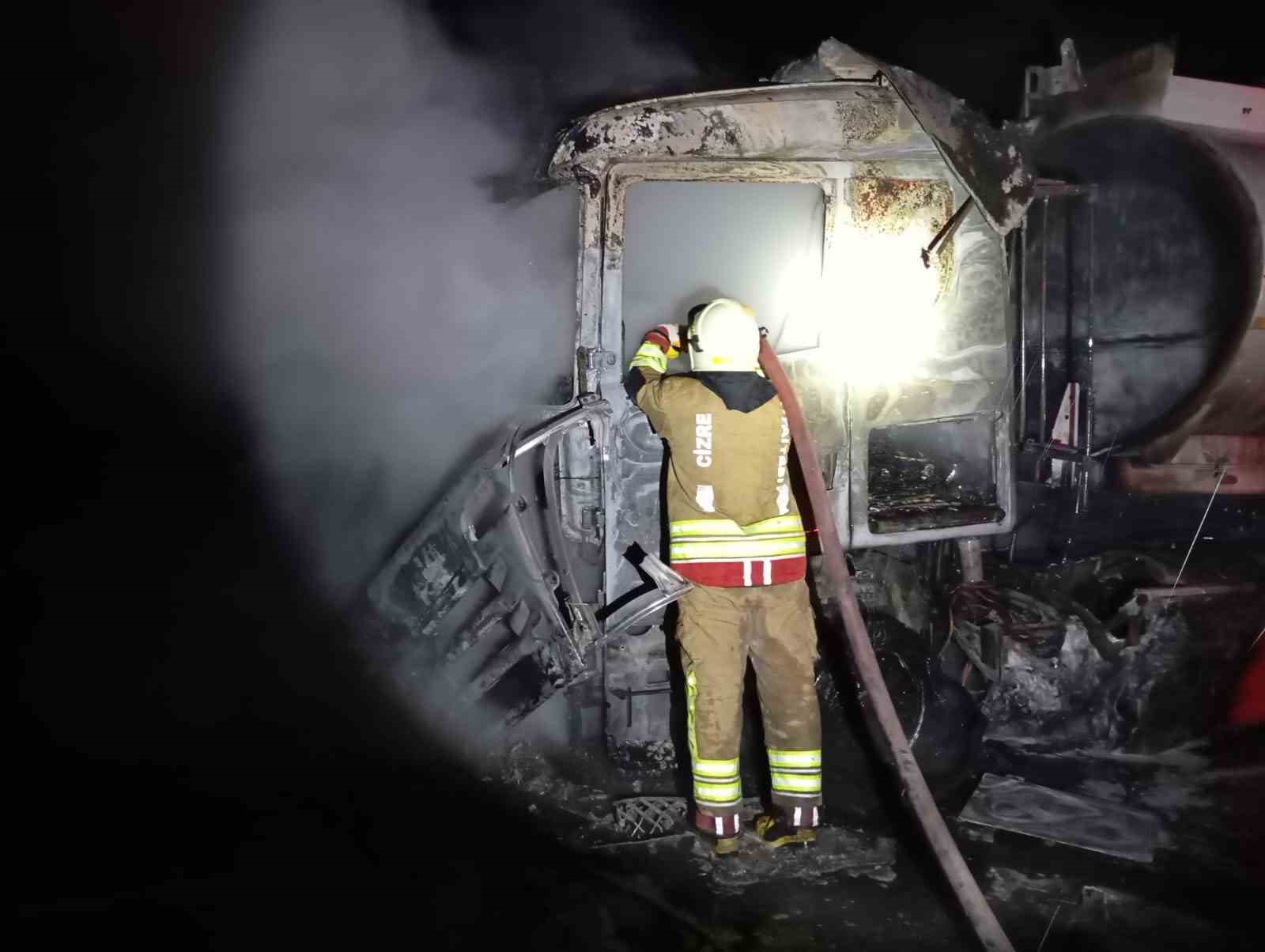 sirnakta seyir halindeki tir alevlere teslim oldu 1 yRITGUjL