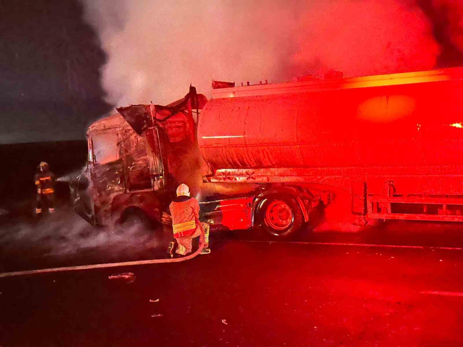 sirnakta seyir halindeki tir alevlere teslim oldu 3 8nB58Ccp