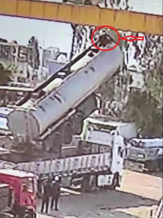 sirnakta tanker degisimi sirasinda vinc halatinin kopma ani guvenlik kamerasina yansidi 2 yarali 0 1sZEjvwa