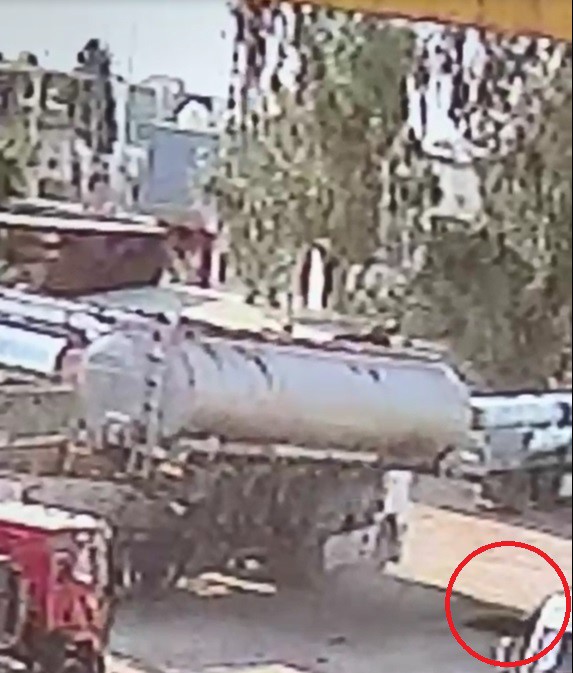 sirnakta tanker degisimi sirasinda vinc halatinin kopma ani guvenlik kamerasina yansidi 2 yarali 4 QtzhQSD6